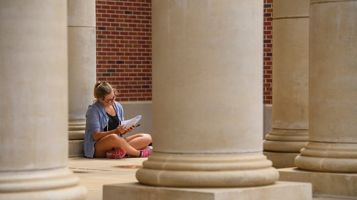 An Ole Miss student studies outside.