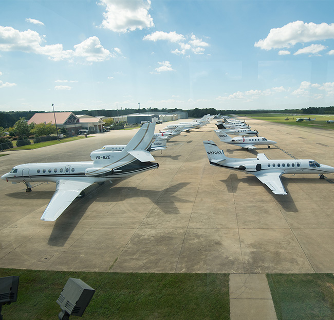 Airplanes lined up at the University-Oxford Airport