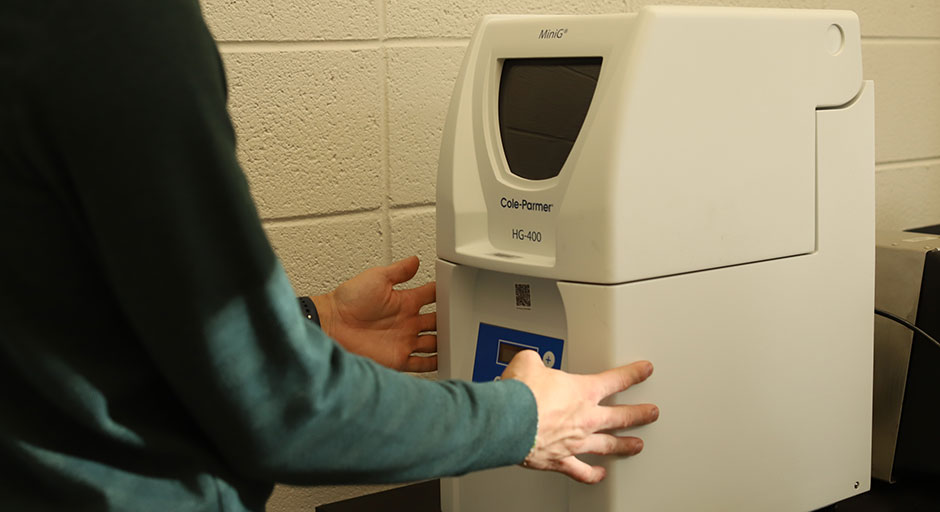 Student using the SPEX GenoGrinder HG-400 MiniG