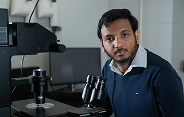 Vignesh Sundaresan and microscope