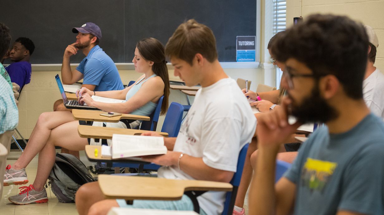 Students listen to a lecture in an English class.