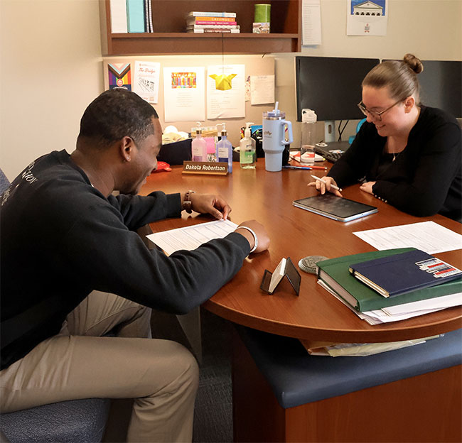 Advisor meeting with student