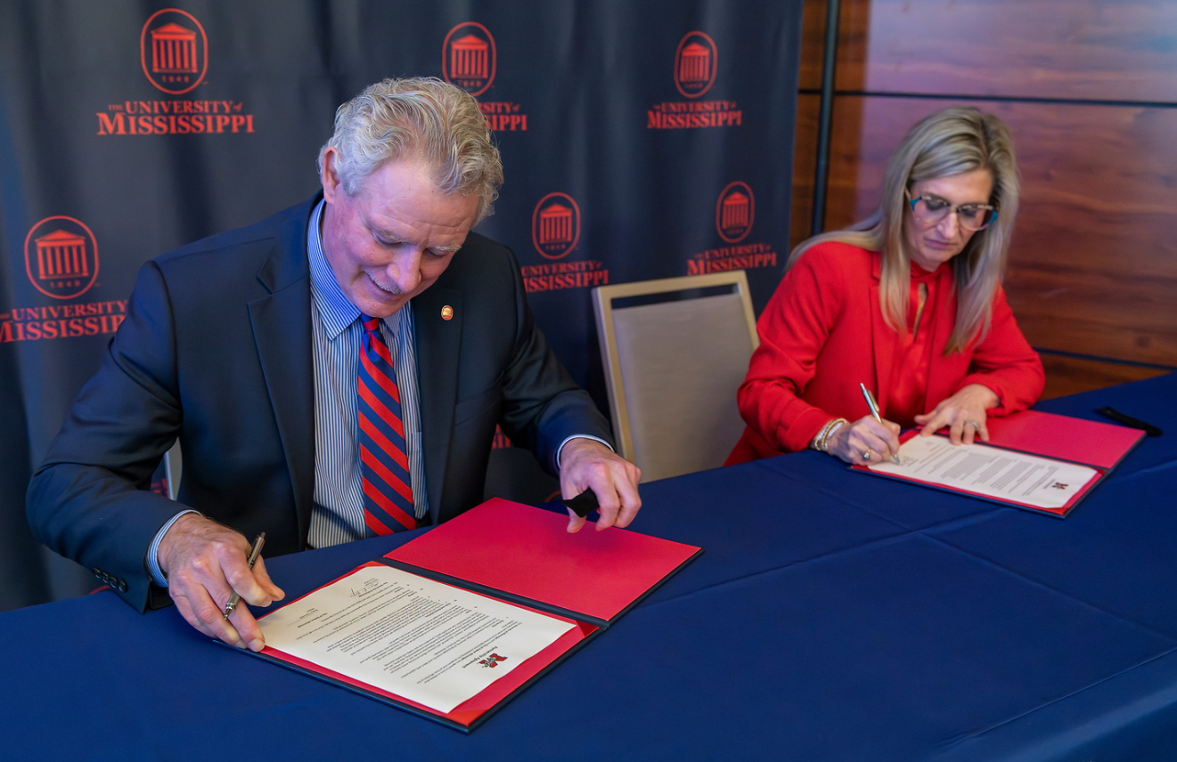 Chancellor Glenn Boyce and Mayor Robyn Tannehill of Oxford sign the M Partner Agreement.