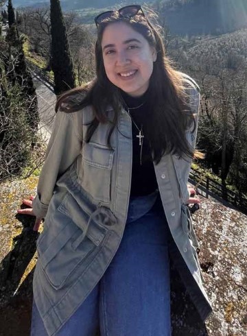 photo of Perla Arellano outside