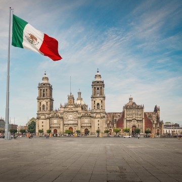 image of the great square of Mexico City, with the large cathedral and the Mexican flag