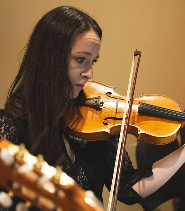 Victoria Kolodziejczyk plays violin