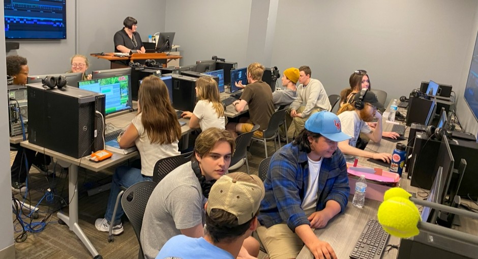 computer editing lab classroom full of students 