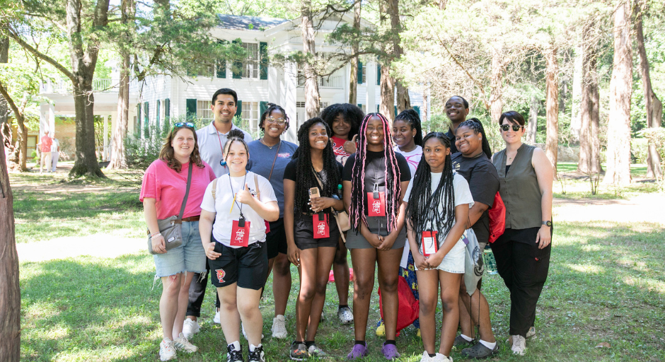 Group photo of student participants at Rowan Oak where they learn about the history of Oxford.  