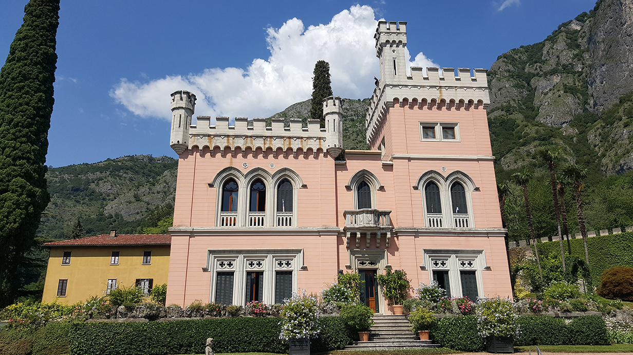 Photo of an Italian villa.