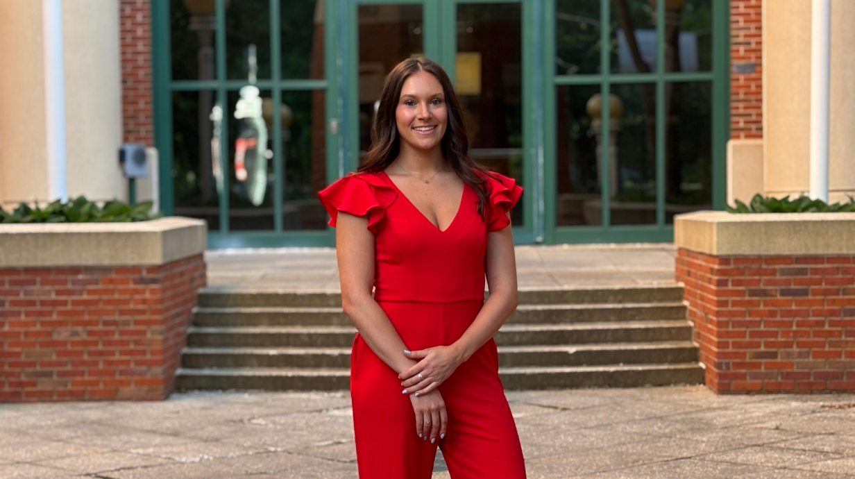 An image of Samantha Saraceno outside.