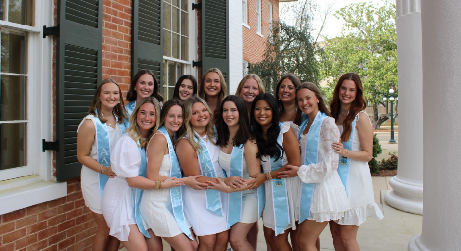 An image of Shaelen Hudson and her sorority sisters taking a picture.