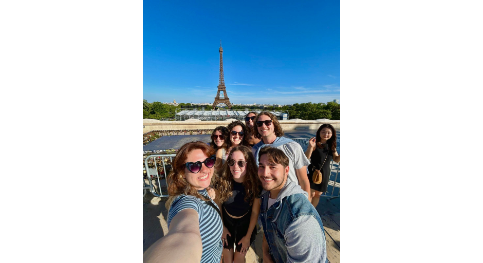 An image of students posing in front of the Eiffel Tower.