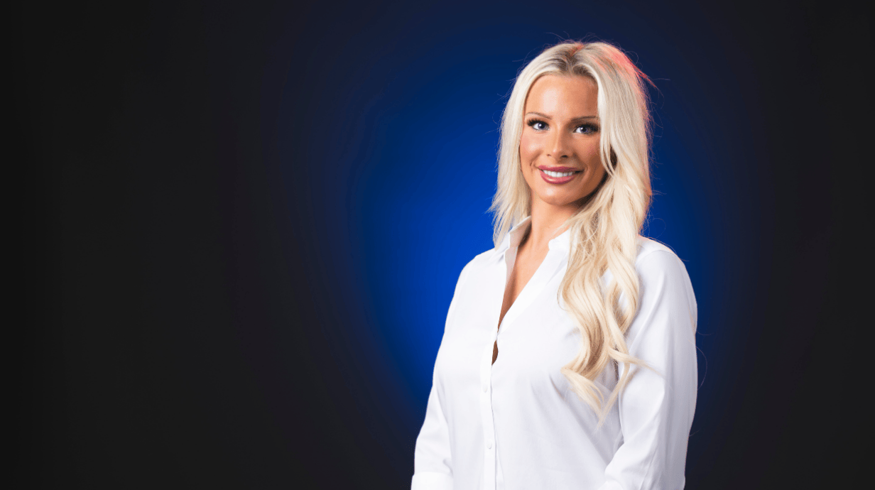 An image of Lindsay Ashton in front of a blue backdrop.