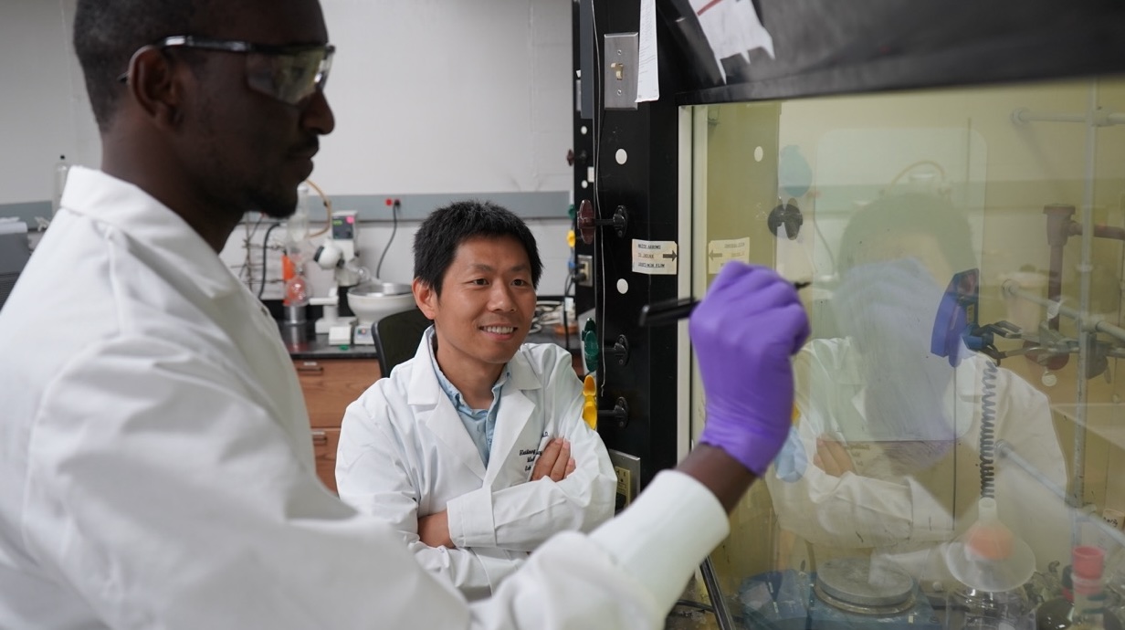 Photo of medicinal chemistry students working together in a lab.