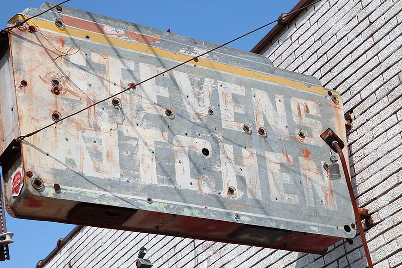 Image of the run down Stevens Kitchen sign today